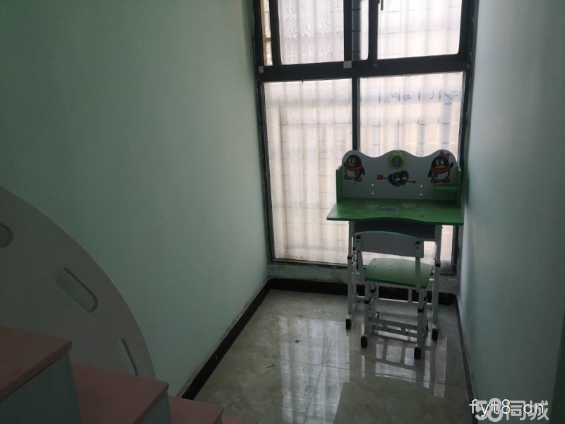 东旭华庭 两室两厅小户型 南北朝向随时过户 学校对面方便快捷